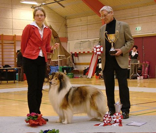 BIS Steadwyn Fashion NPassions with her handler Linnea Johansson and judge Ole Staunskjaer 